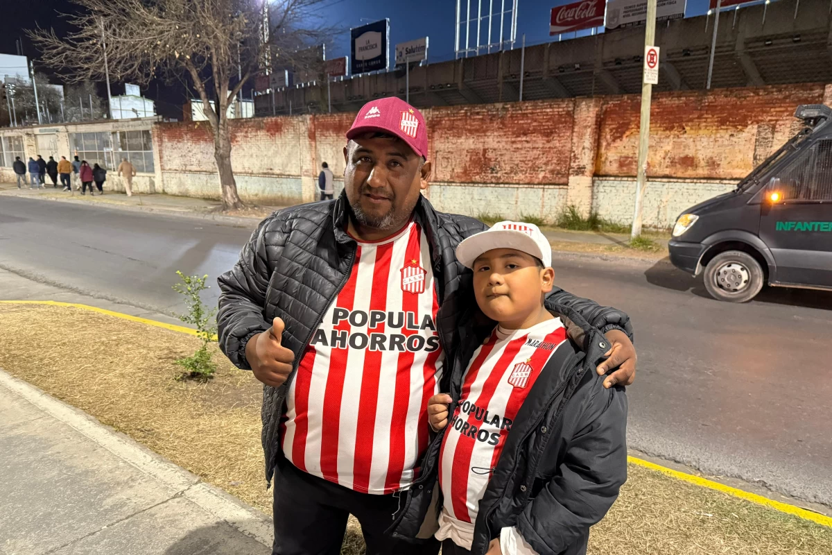 ORGULLOSO. Pastrana posa junto a su hijo en la entrada del Gigante del Norte.