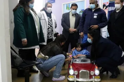 Un viaje en autito hacia la valentía: el hospital tucumano que lleva a los niños al quirófano jugando