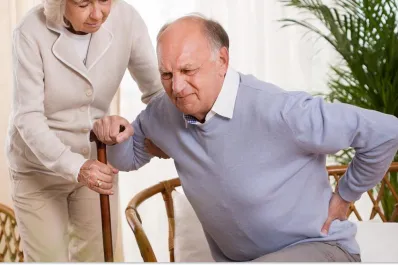 La osteoporosis es una enfermedad silenciosa pero, ¿cuál es la señal que puede alertar?