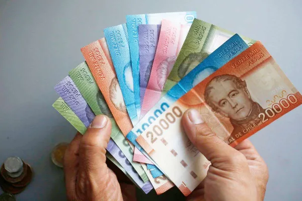 ¿Sin experiencia laboral? Conocé los empleos públicos que pagan más de $2 millones en Chile