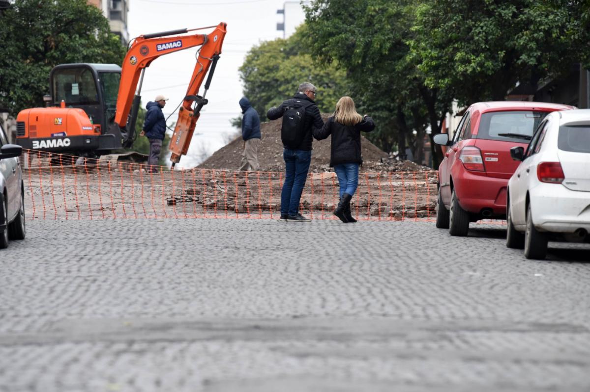 La crítica de un urbanista por la remoción de adoquines en Barrio Sur: “Esto va en detrimento de la memoria colectiva”