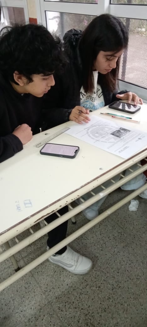 PRIMERA ETAPA. Dos alumnos responden preguntas en pareja.