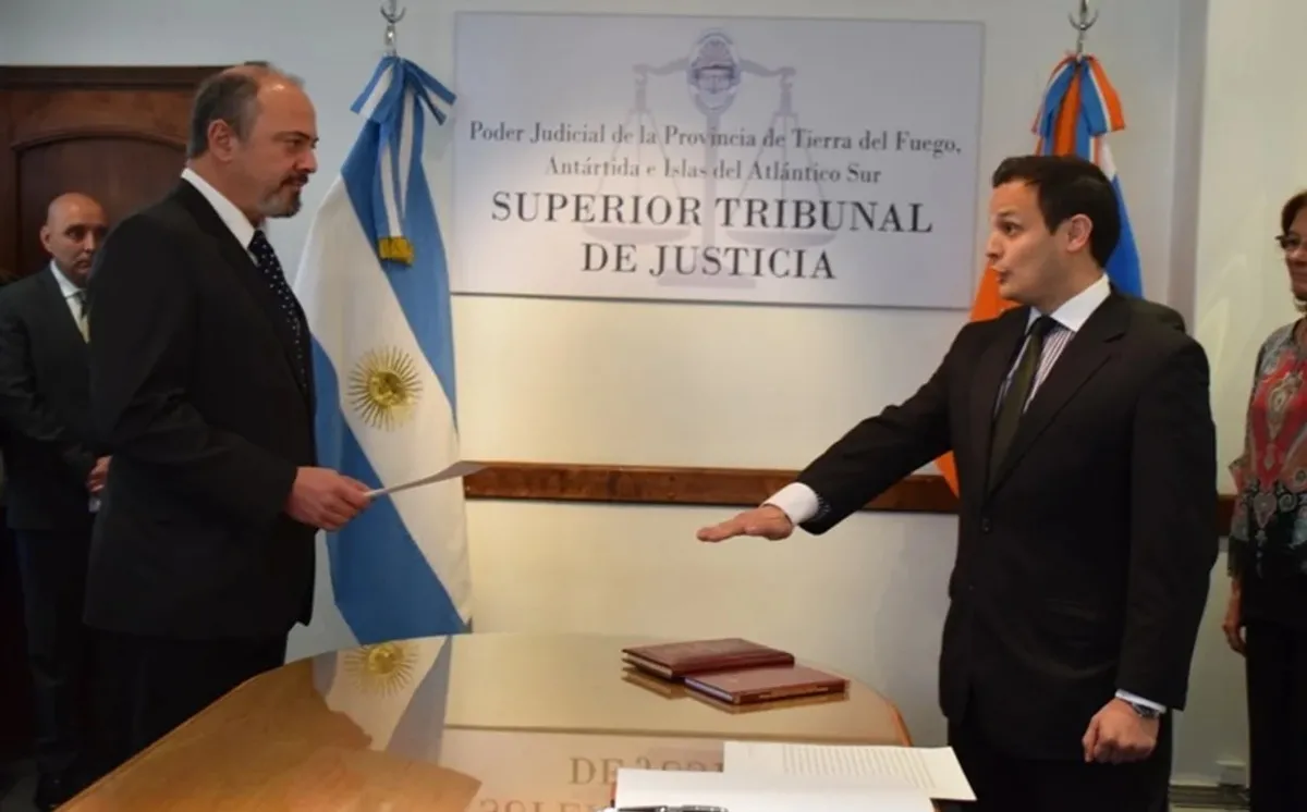 A la derecha, el juez Andrés Leonelli jurando su cargo.