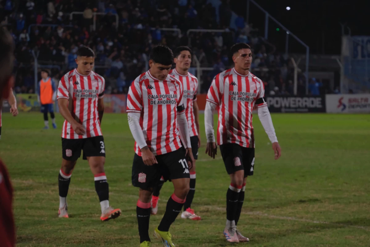 CABIZBAJOS. Así se retiró el plantel santo del estadio Michel Torino de Salta.