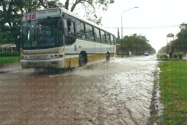Recuerdos fotográficos: ¿Por qué cuando llueve se inunda la acera norte de la Aconquija?