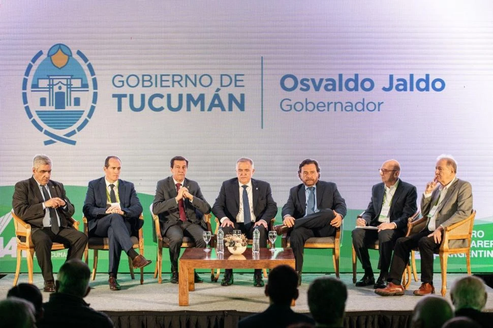 PATA POLÍTICA. Los gobernadores de Tucumán, de Salta y de Jujuy dieron el compromiso en conjunto en defender la producción del bioetanol en la región.