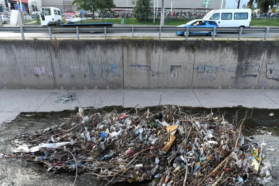 EN EL CANAL. Plásticos mezclados con ramas tras las correntadas.