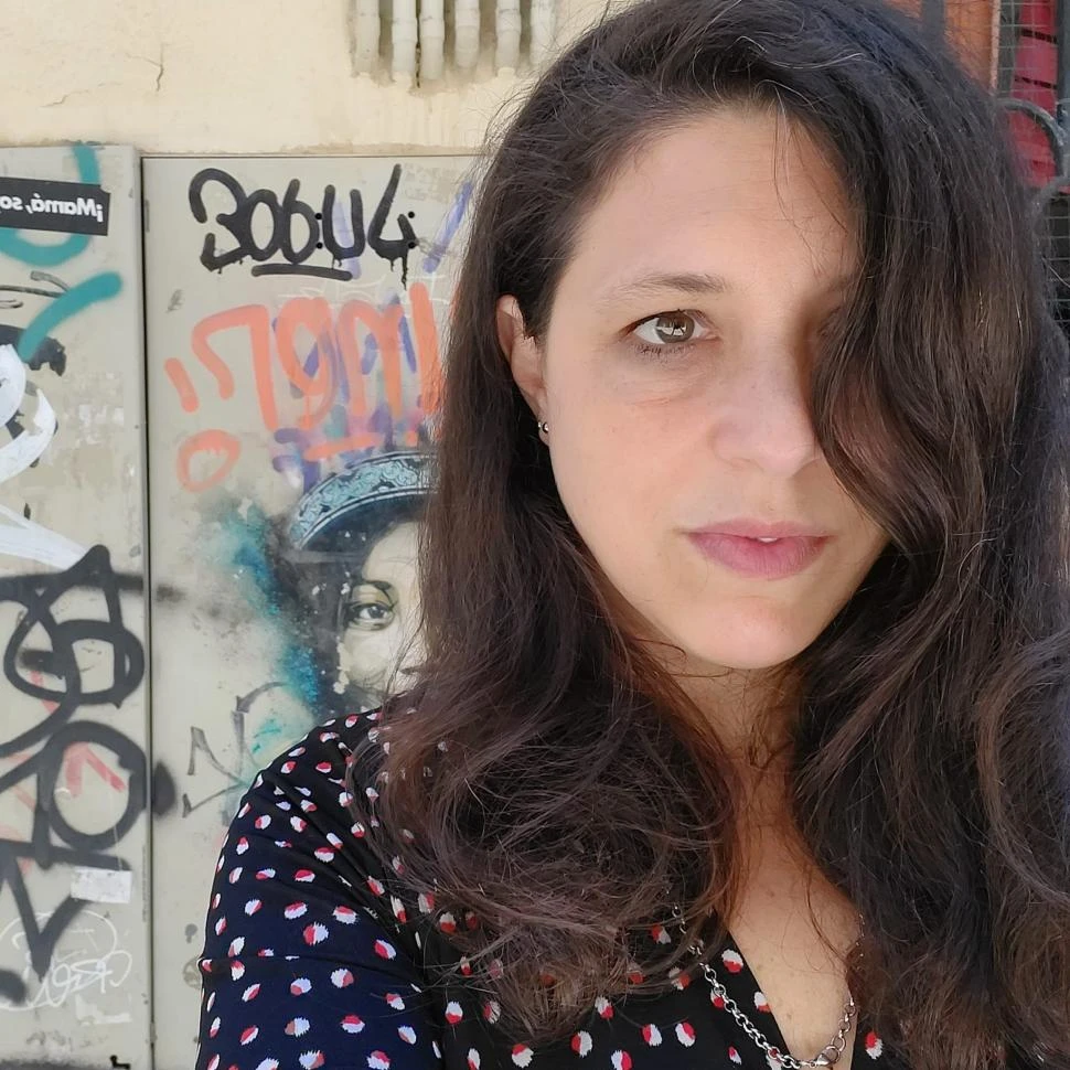 RAÍCES. La autora emigró a Francia hace años pero sigue conectada a su país.