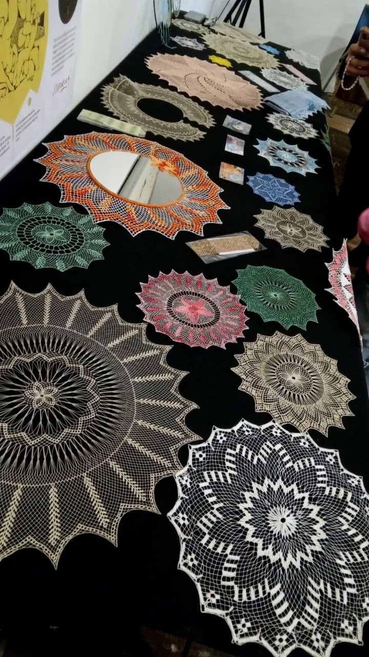 EXPRESIÓN ARTÍSTICA. El resultado del trabajo de las randeras sorprende a los turistas que visitan la Casa Histórica.