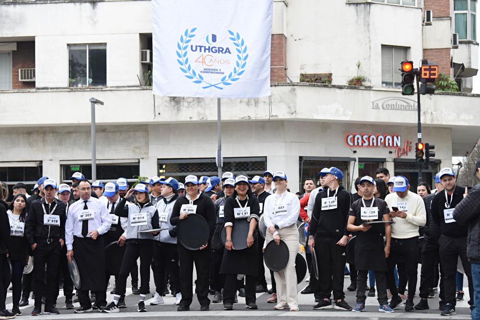 DESPUÉS DE ZUMBA. Los trabajadores se ubicaron en el arco de largada donde hicieron un precalentamiento con baile guiados por una profesora.