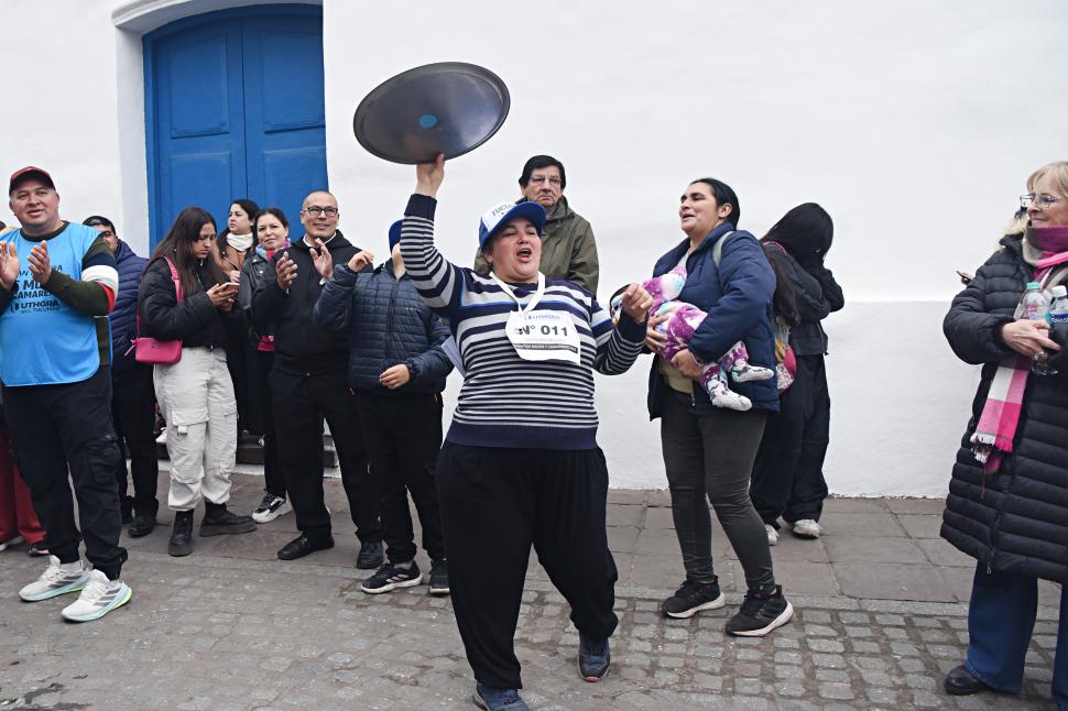 BANDEJA EN ALTO. Una competidora celebra su llegada a la meta.