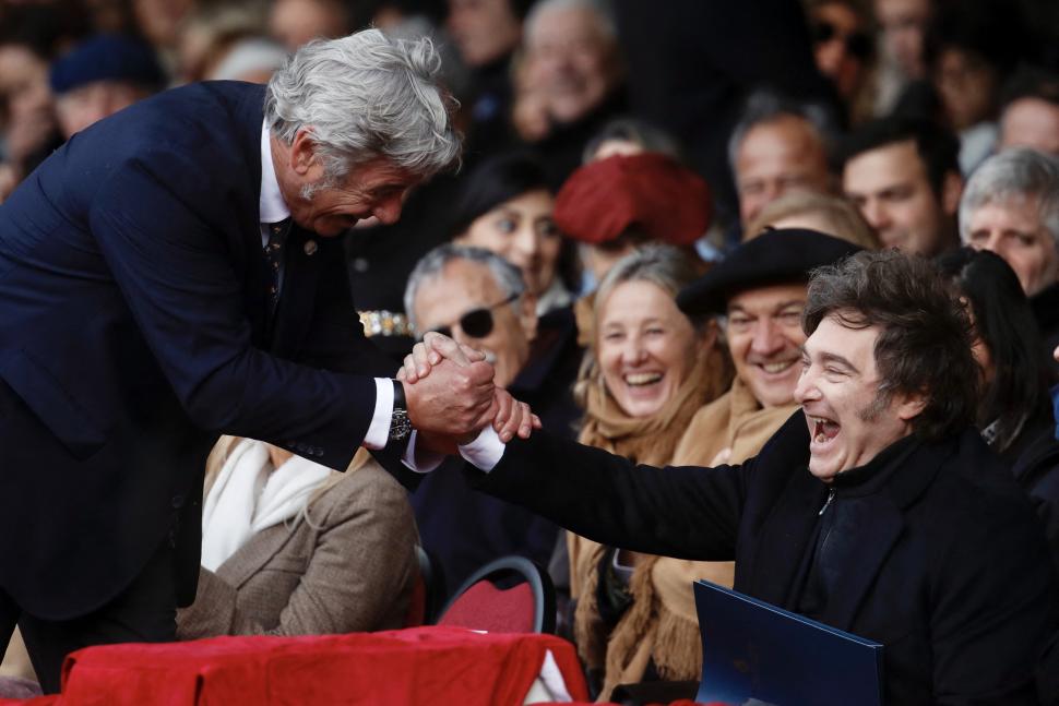 JUGÓ DE LOCAL. Pino saluda a Milei, que exteriorizó su alegría.