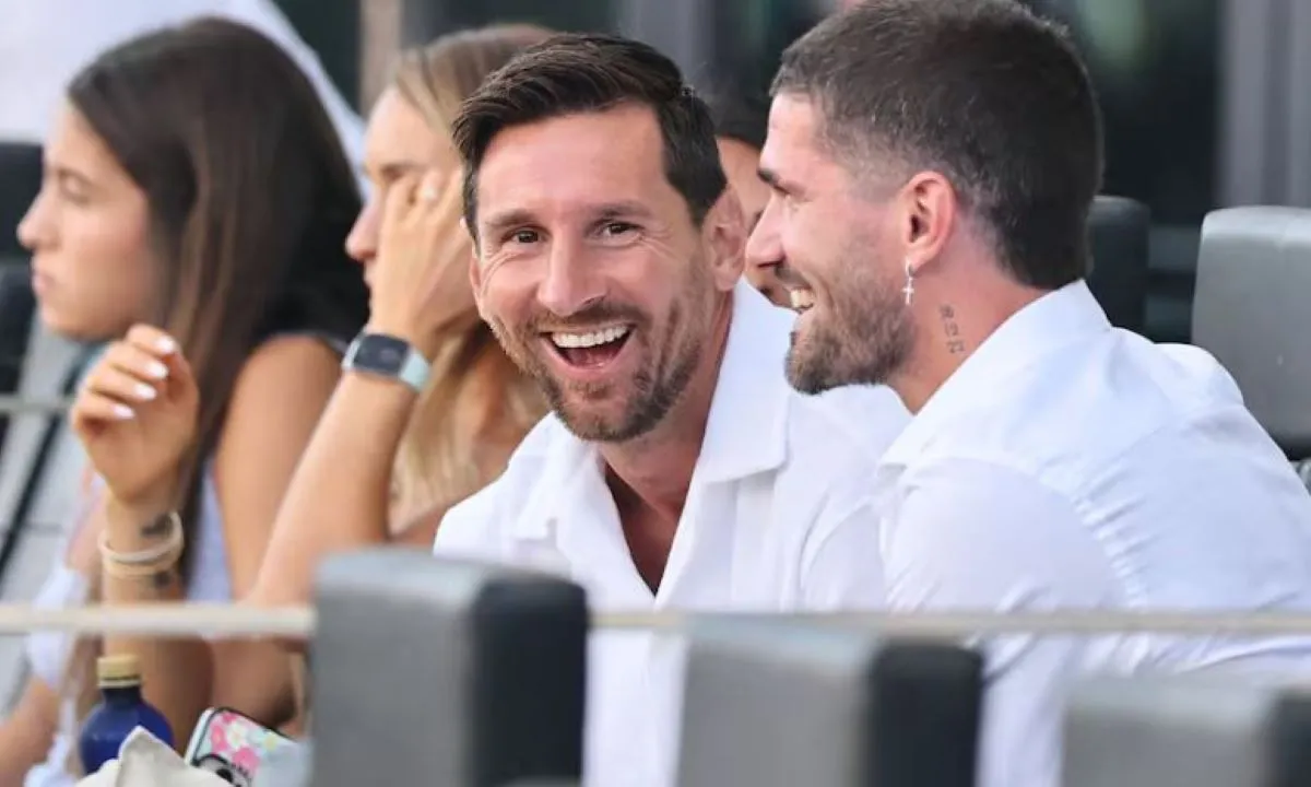 FELIZ. Messi y De Paul sonrieron, sobre antes del empate, y tomaron mates.