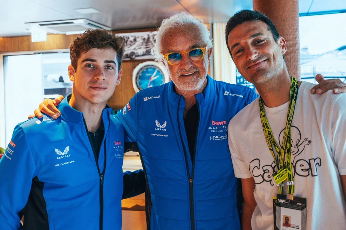 EN BÉLGICA. Colapinto, Briatore y Scaloni. 