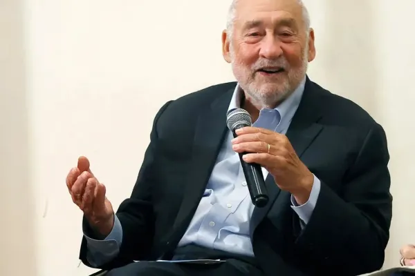 Un premio Nobel de Economía advierte: Argentina está en la puerta de otra crisis