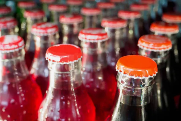 El problema ambiental de los envases de bebidas: “En botellas de vidrio son más ricas”