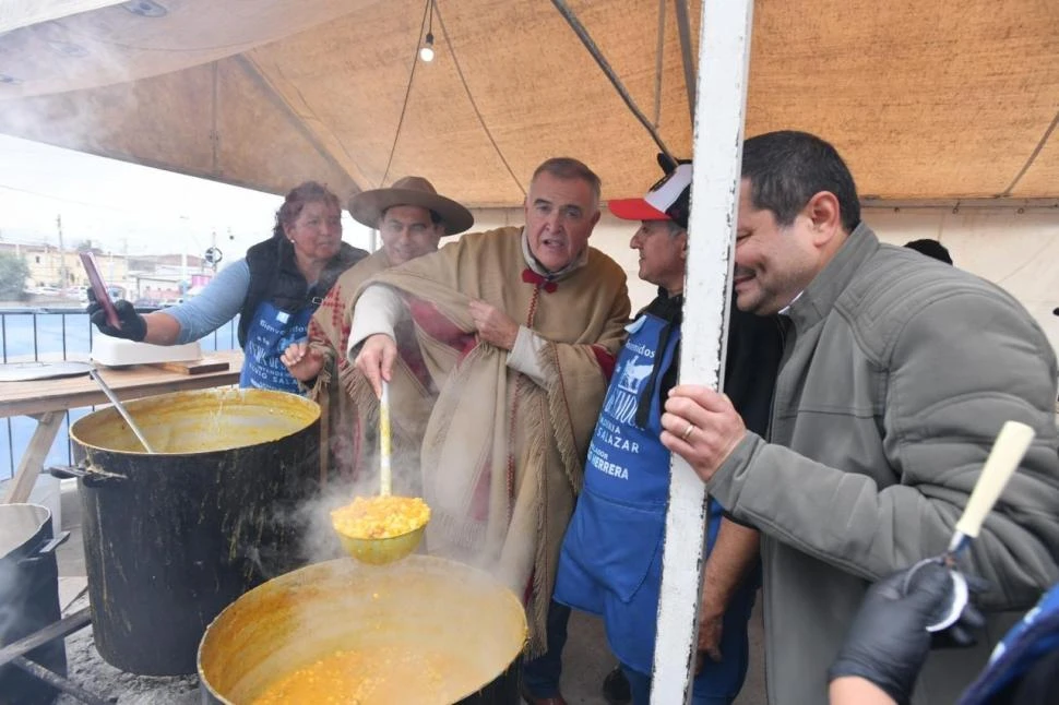 CELEBRACIÓN. El gobernador Jaldo encabezó el acto de cierre de la Fiesta Nacional de la Feria de Simoca. comunicación pública