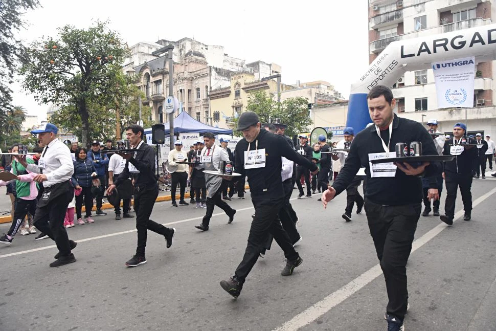 CONCENTRACIÓN. Los mozos avanzaron con paso firme y equilibrados.