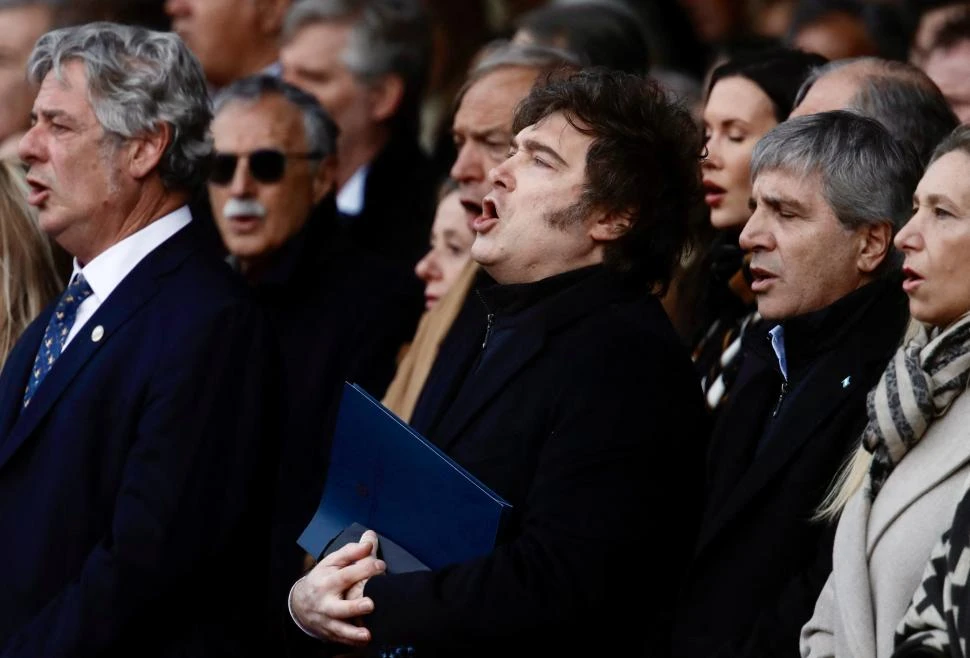 ENTONANDO EL HIMNO NACIONAL. El presidente Javier Milei, funcionarios y dirigentes del campo, durante el acto realizado en Palermo.