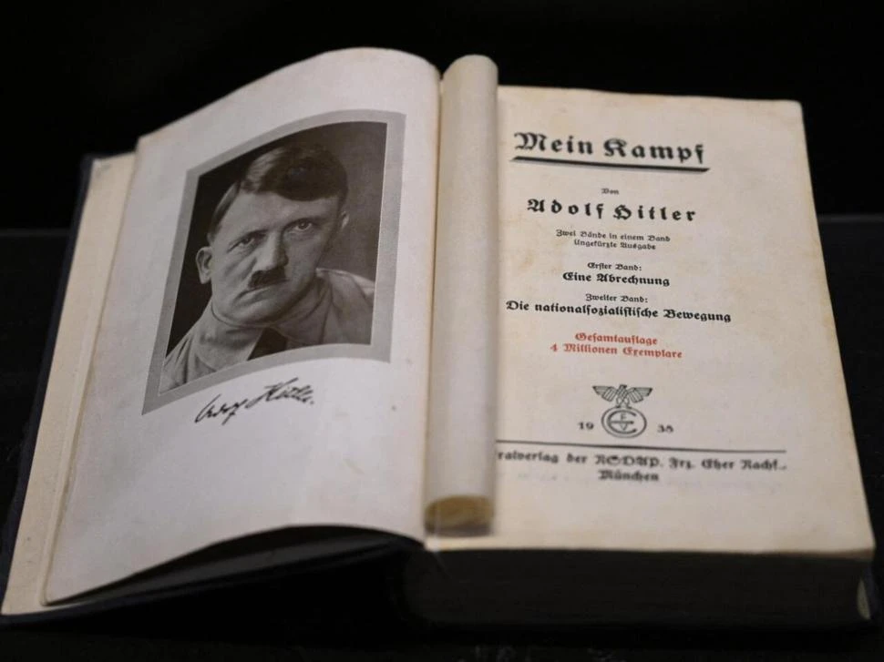 EL LIBRO DE HITLER. Atrae acaso porque se quiere develar el misterio que genera la idea de un dios oscuro que todo lo puede sin ningún tipo de límite.