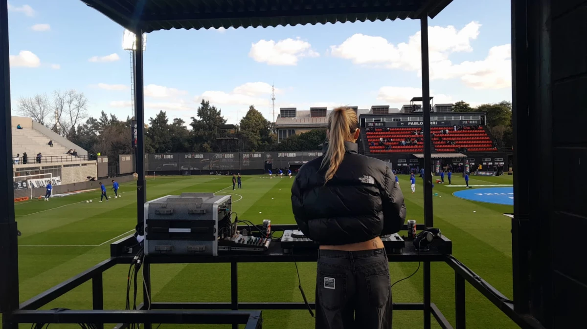 DJ en vivo, influencers, camisetas sin vender y una hinchada con triple identidad: así es el fenómeno Riestra