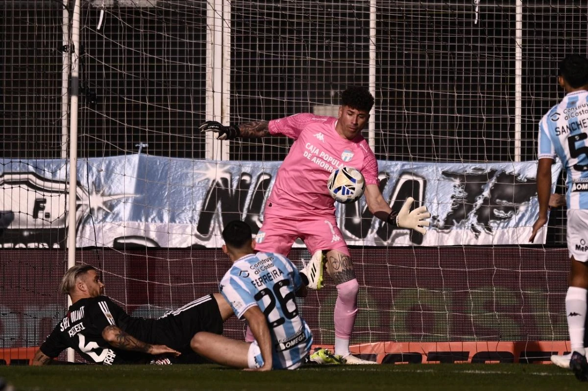 JUSTO. La pelota impulsada por Barbieri tenía destino de gol, pero Mansilla pudo poner justo la mano y dar rebote. FOTOS MATÍAS NÁPOLI ESCALERO (ESPECIAL PARA LA GACETA)