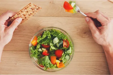 Tan solo 15 minutos de este hábito después de comer pueden proteger tu salud por décadas