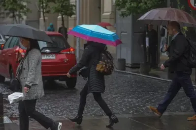 Un nuevo sistema frontal traerá intensas lluvias y vientos a Santiago: ¿cuándo llegará?