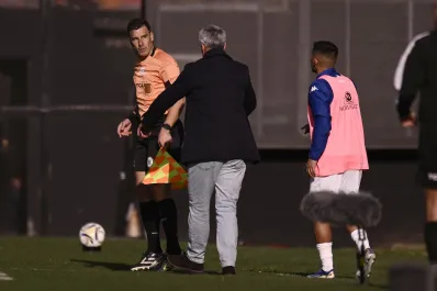 Sobraron los defensores y faltó el fútbol en el cruce entre Decanos y Malevos