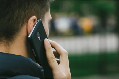 Mejor no atiendas: estos son los lugares donde nunca deberías hablar por teléfono