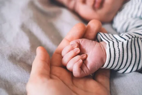 La ayuda de hasta 3.000 euros para familias y embarazadas de España: requisitos, cómo solicitarla y quién puede cobrarla