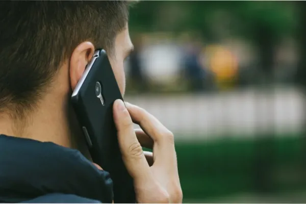 Mejor no atiendas: estos son los lugares donde nunca deberías hablar por teléfono