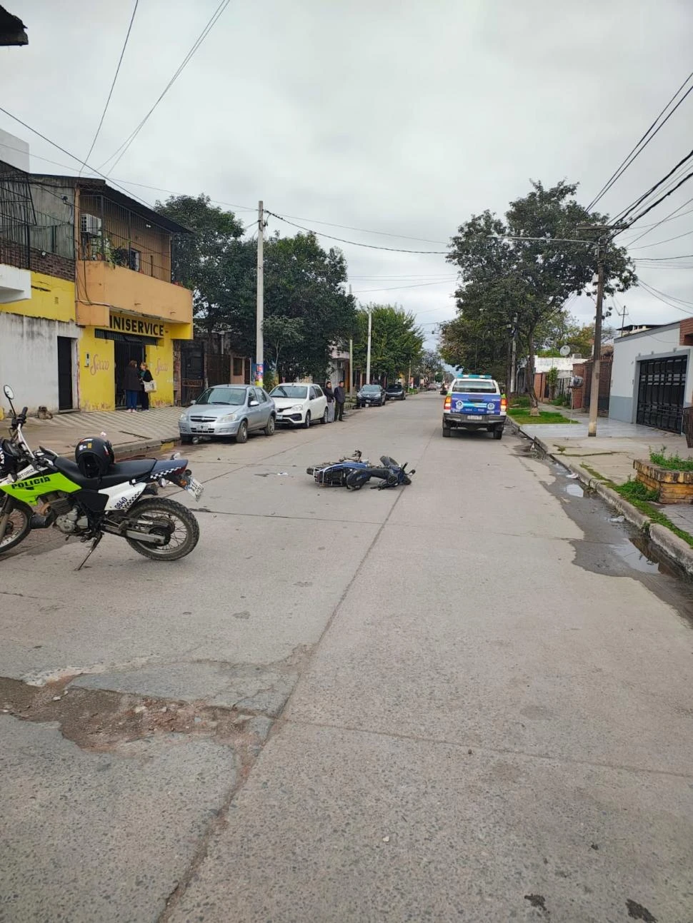LAVAISSE Y LIBERTAD. En esa moto circulaba la señora con sus tres hijos.