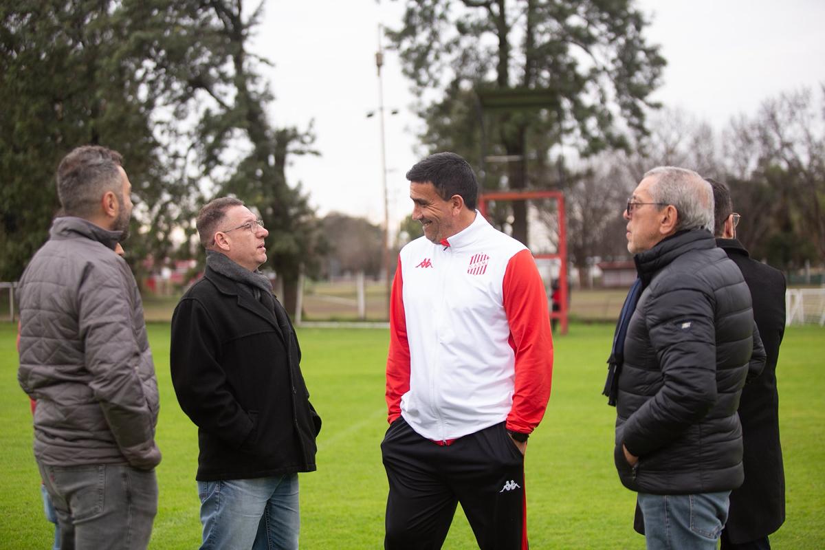 BIENVENIDO, OTRA VEZ. Campodónico junto al presidente y vicepresidente del 