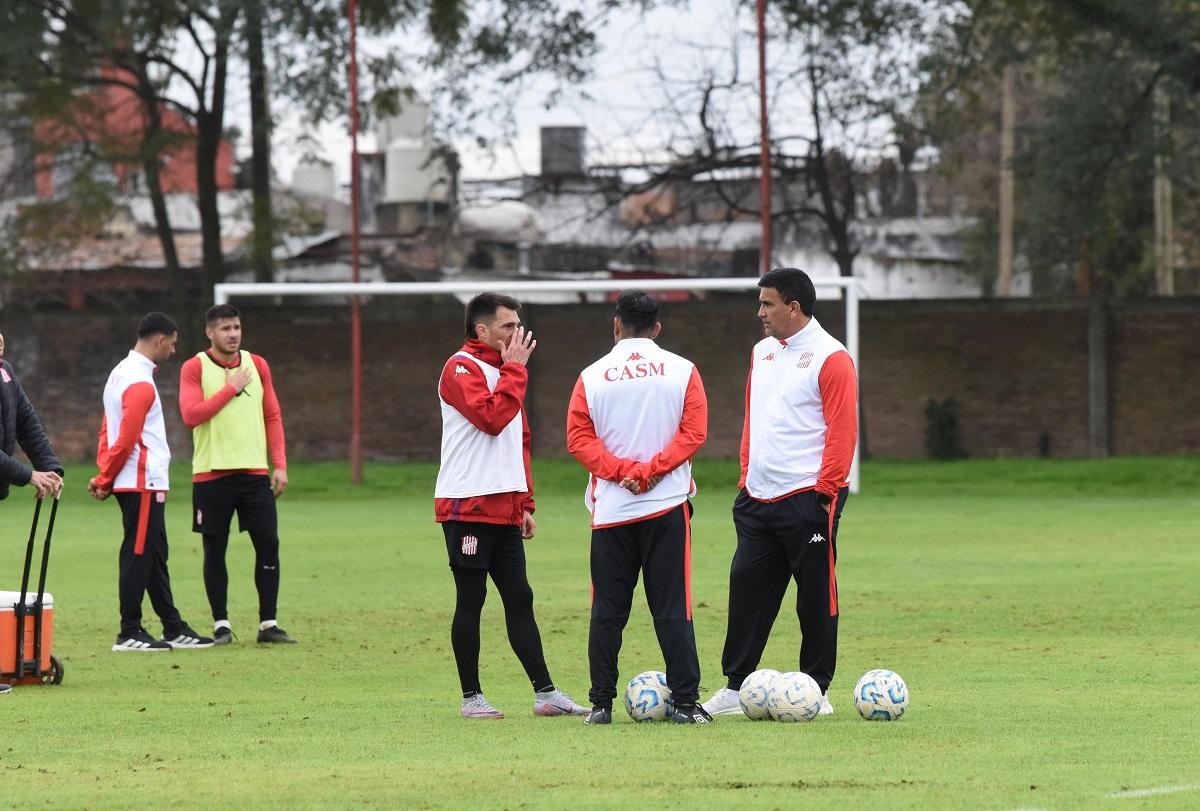 CHARLA AMISTOSA. Campodónico habla con un colaborador y Nahuel Cainelli.