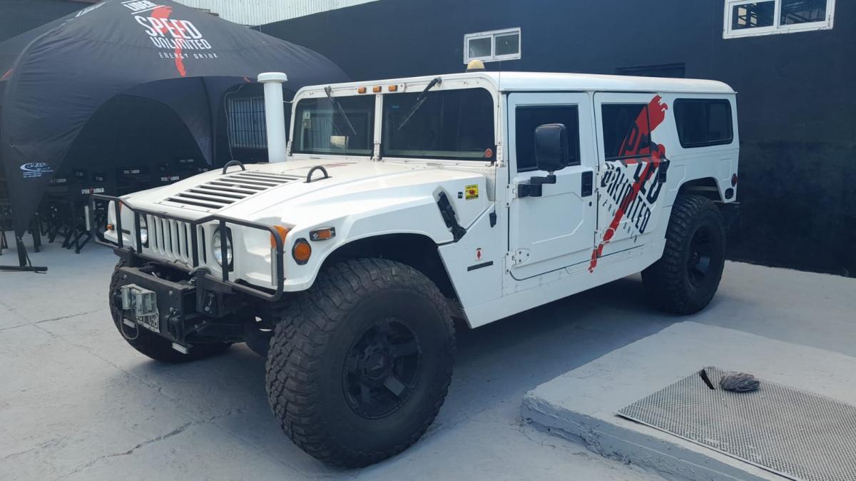 DJ en vivo, influencers, camisetas sin vender y una hinchada con triple identidad: así es el fenómeno Riestra