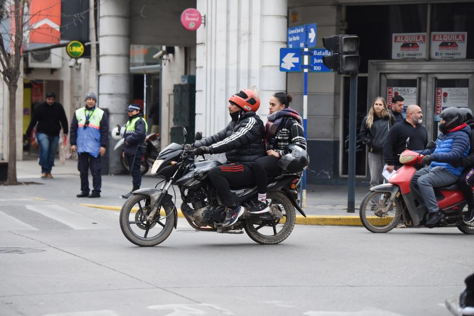 IRREGULAR. Conductor con el casco mal puesto, acompañante sin casco.