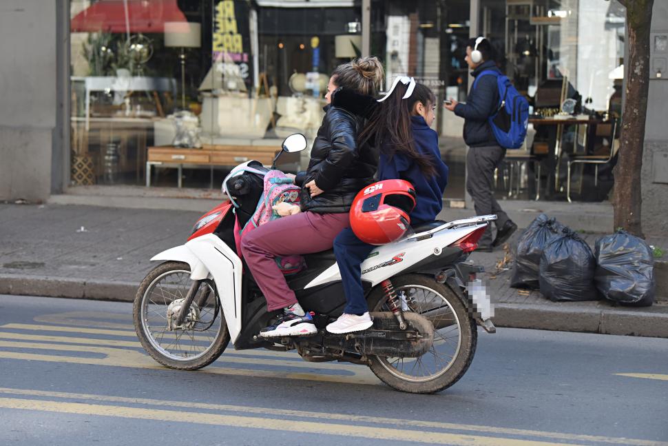 SIN PROTECCIÓN. La acompañante es menor y lleva el casco en el brazo.