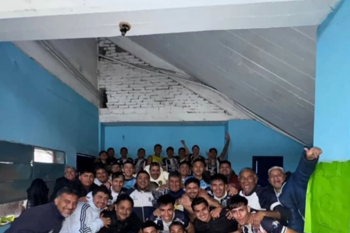 FELICIDAD. Los Marinos festejan en el vestuario de Atlético Concepción.