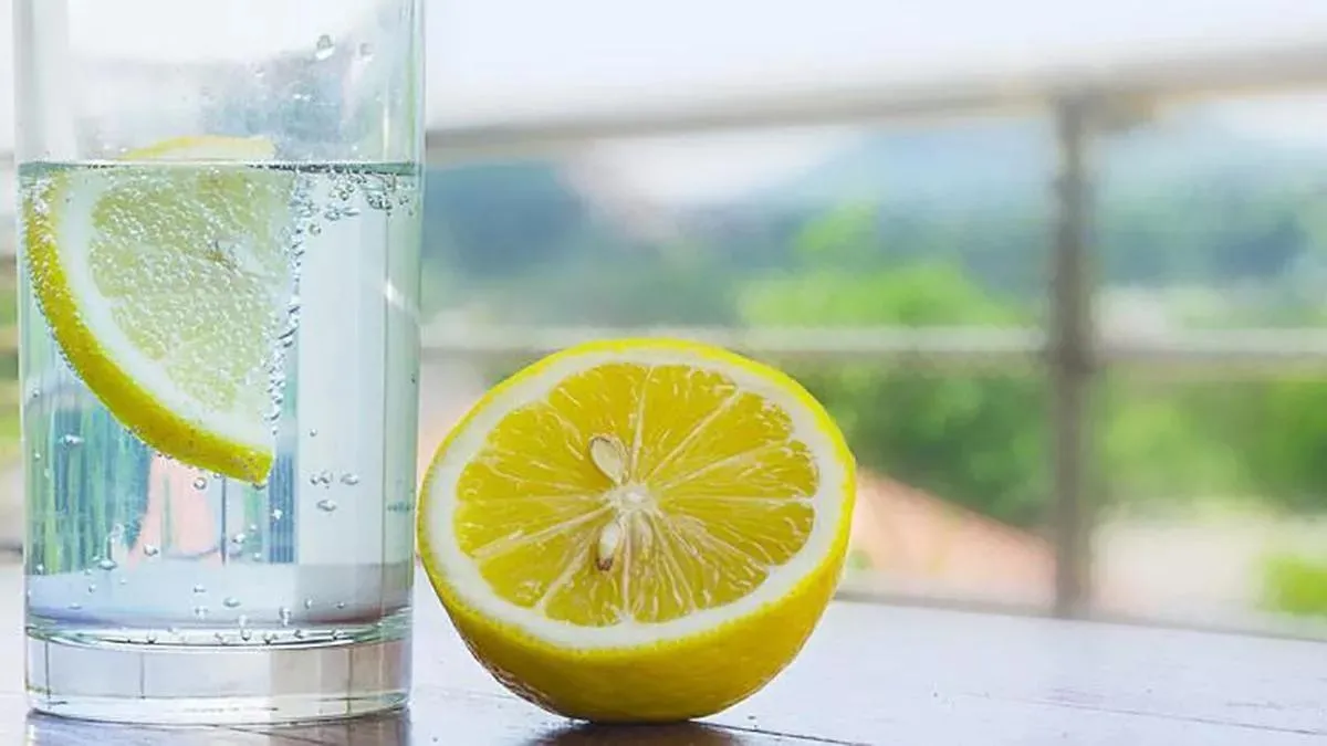 Beneficios de tomar agua con limón en ayunas: una práctica simple con grandes resultados