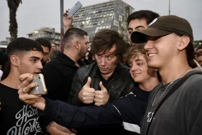 Por octavo mes consecutivo, los jóvenes son el grupo que más respalda a Milei