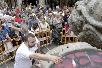 Galicia tiene una fuente que da vino: cuándo, cómo y por qué ocurre este milagro en Lugo