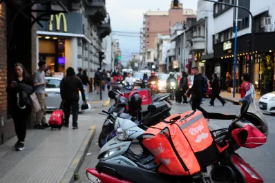 ¿Flexibilidad o explotación? Los jóvenes argentinos optan por trabajos informales