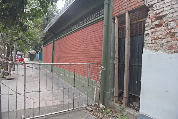 Polémica por la Escuela de la Patria Manuel Belgrano: qué solución se prevé para la pared de la polémica