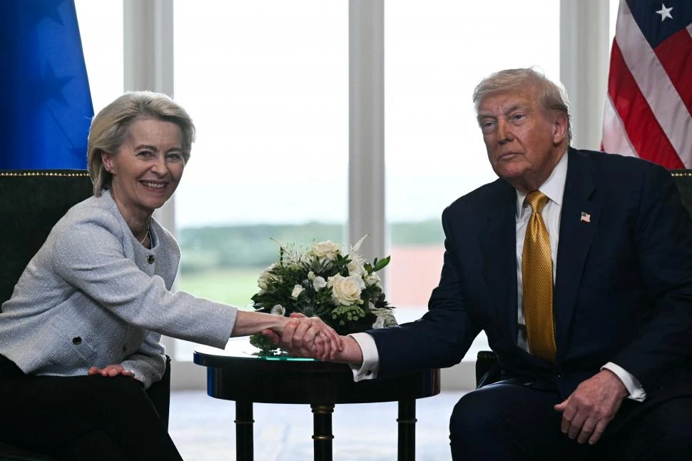 La presidenta de la Comisión Europea, Ursula von der Leyen, y Donald Trump.