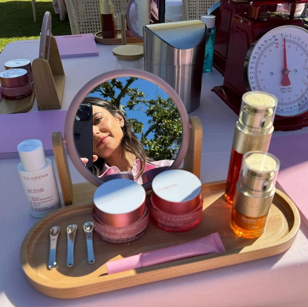 TRABAJO DIGITAL. Camila combina sus estudios con la creación de contenido para marcas de ropa y maquillaje, un camino elegido por muchos jóvenes que buscan independencia económica.