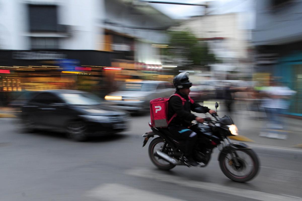 TRABAJO. Las plataformas de reparto o traslado se multiplican en las calles tucumanas, reflejando el crecimiento del empleo informal entre los jóvenes.