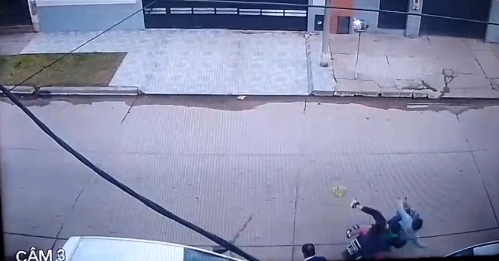 VIDEO. Una cámara privada registró el momento en que la mujer embarazada pierde el control de la moto.