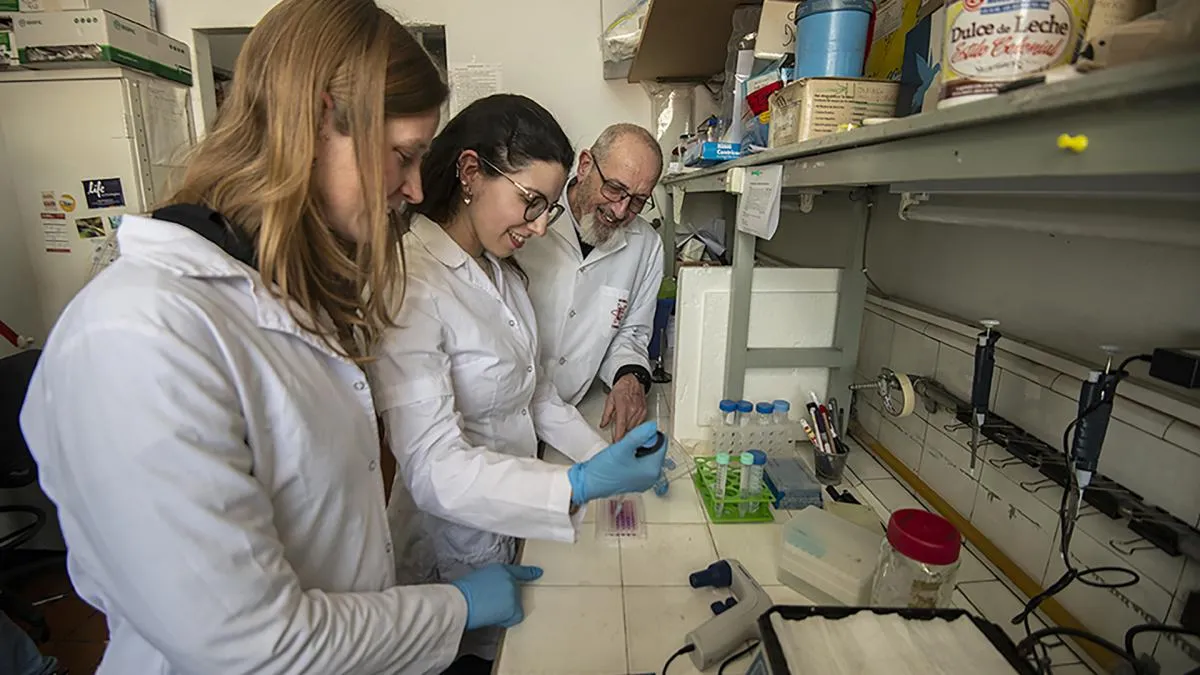 INVESTIGACIÓN. La ciencia argentina mantiene su productividad gracias al trabajo de universidades públicas y organismos estatales, a pesar de la falta de inversión sostenida.