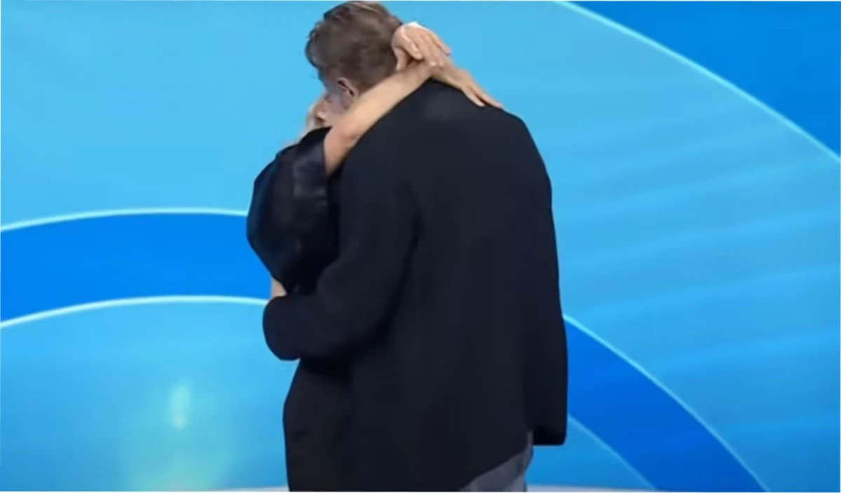 Liam Neeson y Pamela Anderson se besaron en la boca durante una entrevista en la TV. (Foto: captura de YouTube) Pamela Ander